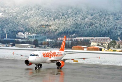 Easy Jet Flugzeug Innsbruck Flughafen Tirol Österreich Bergfotografie Bild