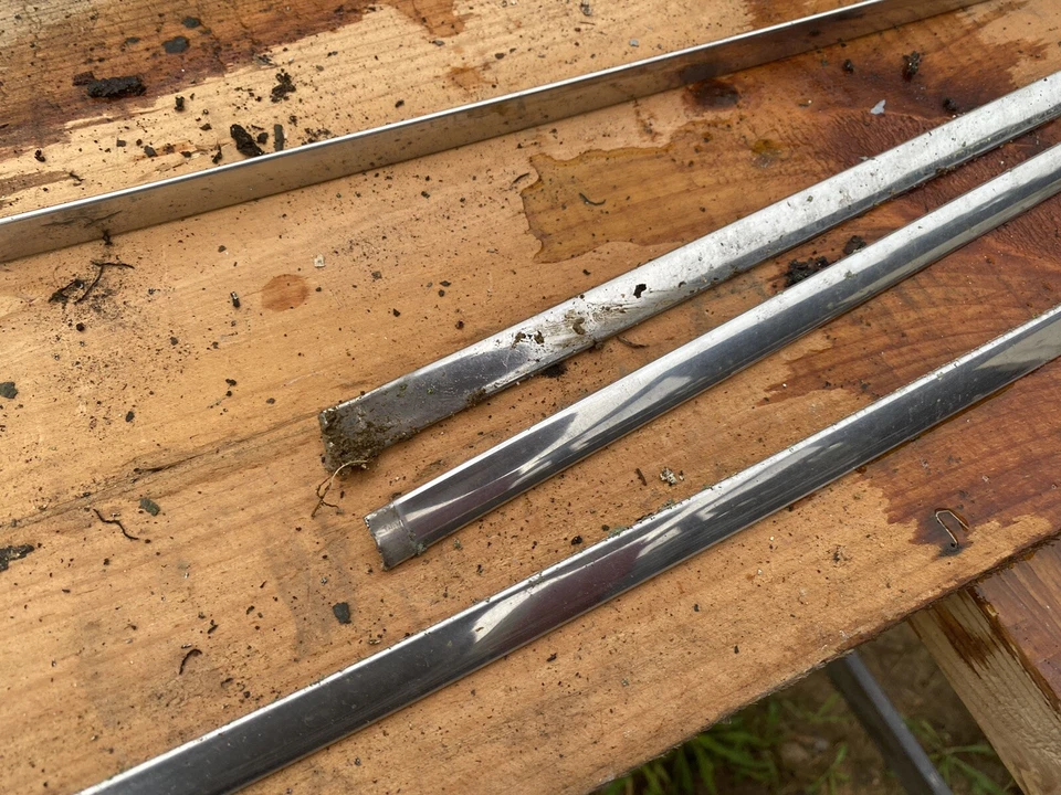 Ford Fairlane 500 1963 sedán de 2 puertas ventana trasera juego de molduras de acero inoxidable vidrio trasero Foto 3 de 4