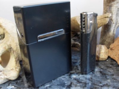 Zigaretten Box Dose Alu Design schwarz plus ein Gas Feuerzeug Geschenk Set No 07