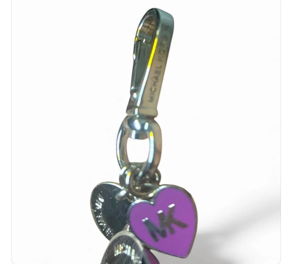 MICHAEL KORS - Dije Llavero Tono Plata Logo MK Bolso Circular Dije PÚRPURA Foto 2 de 3