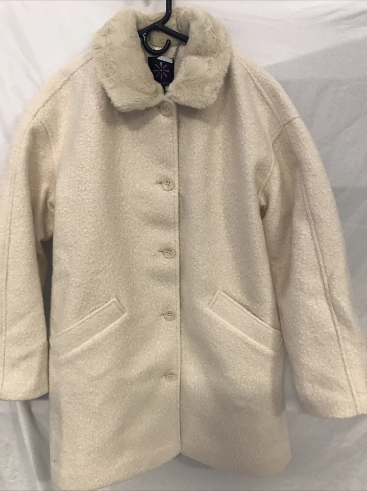 Isaac Mizrahi Live! Abrigo Boucle con cuello de piel sintética - Crema (L) a551575 -- Foto 3 de 4