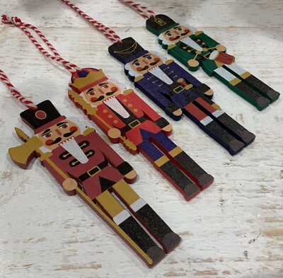 4x Nussknacker aus Holz zum Aufhängen Christbaumschmuck bunt Soldat