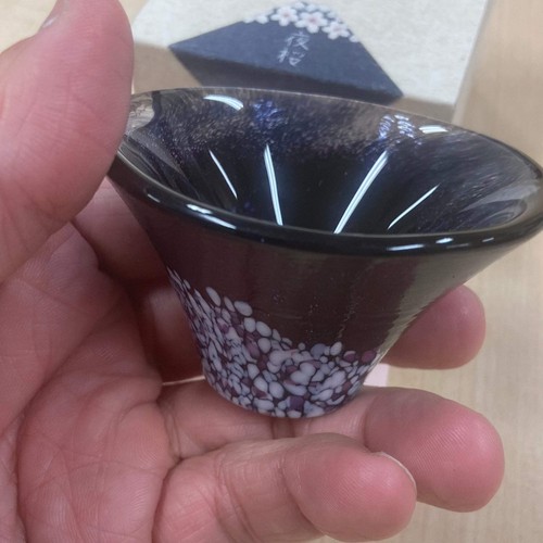 Tazza sake giapponese piccola vetro Sakura-Fuji Fujisan Yama-Zakura nera fatta a mano - Foto 8 di 12