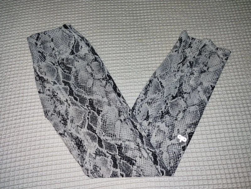 alo-yoga vapor athletic snakeskin print leggings