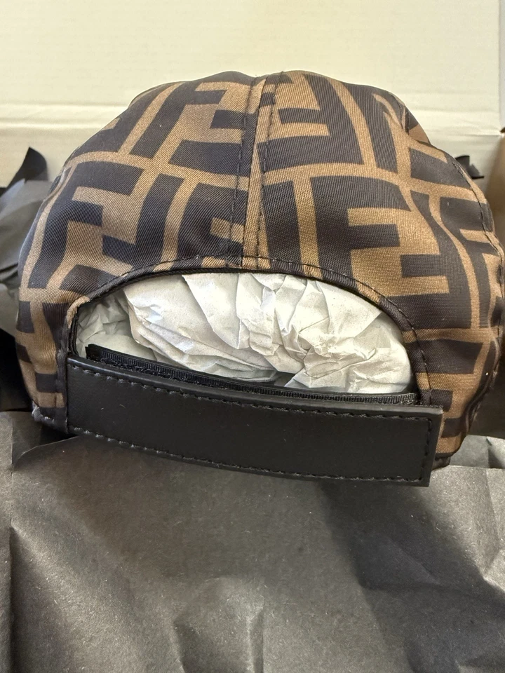 Sombrero Fendi Niños Unisex FF Nylon con Visera de Cuero Fendi Roma y Correa Ajustable, Talla I Foto 4 de 4