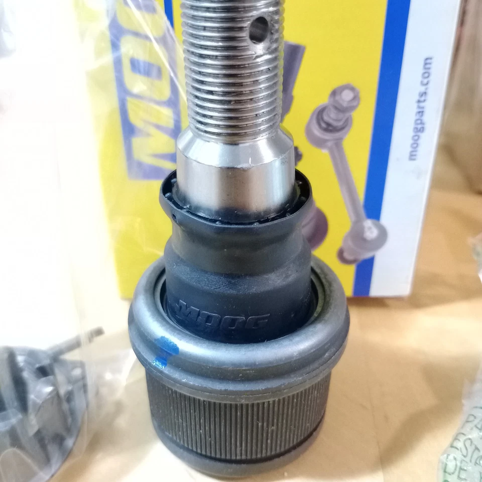 Dos rótulas de suspensión inferior delantera MOOG K80197 para Ford E-350 Super Duty Foto 2 de 4