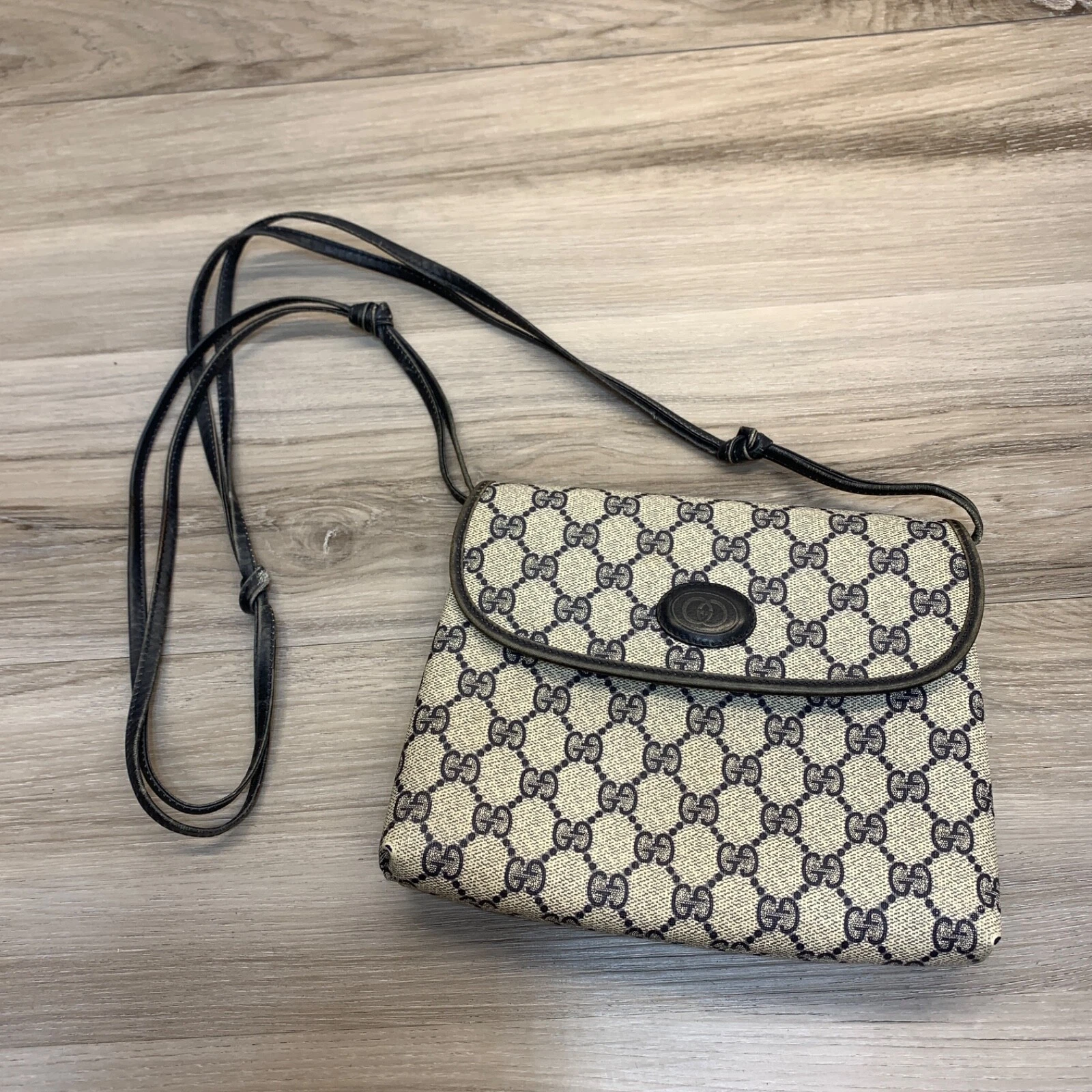 Sac bandoulière vintage Gucci femme marine micro monogramme GG toile Italie petit 