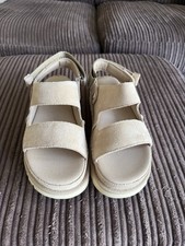 UGG Goldenstar Gliders In Beige. Size 6