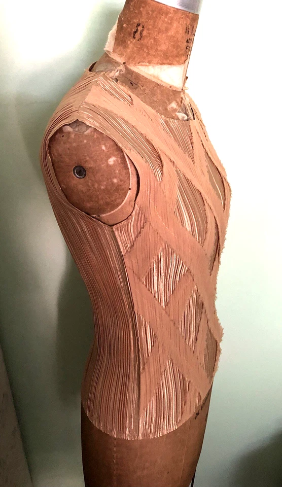 NICOLA MUJER TOP SIN MANGAS COLOR DORADO BRILLANTE TELA ACANALADA ELÁSTICA TALLA PM Foto 2 de 4