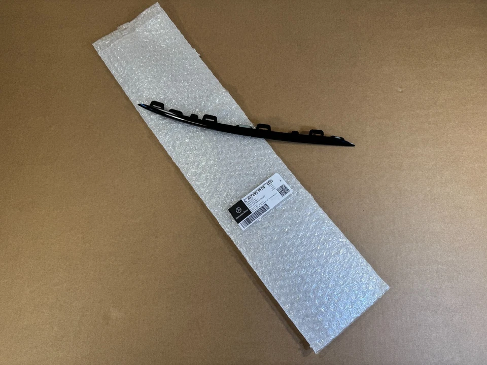 Mercedes Benz VITO W447 GENUINE AMG BLACK FRONT RIGHT GRILLE BOTTOM MOLDING TRIM - Image 2 of 4