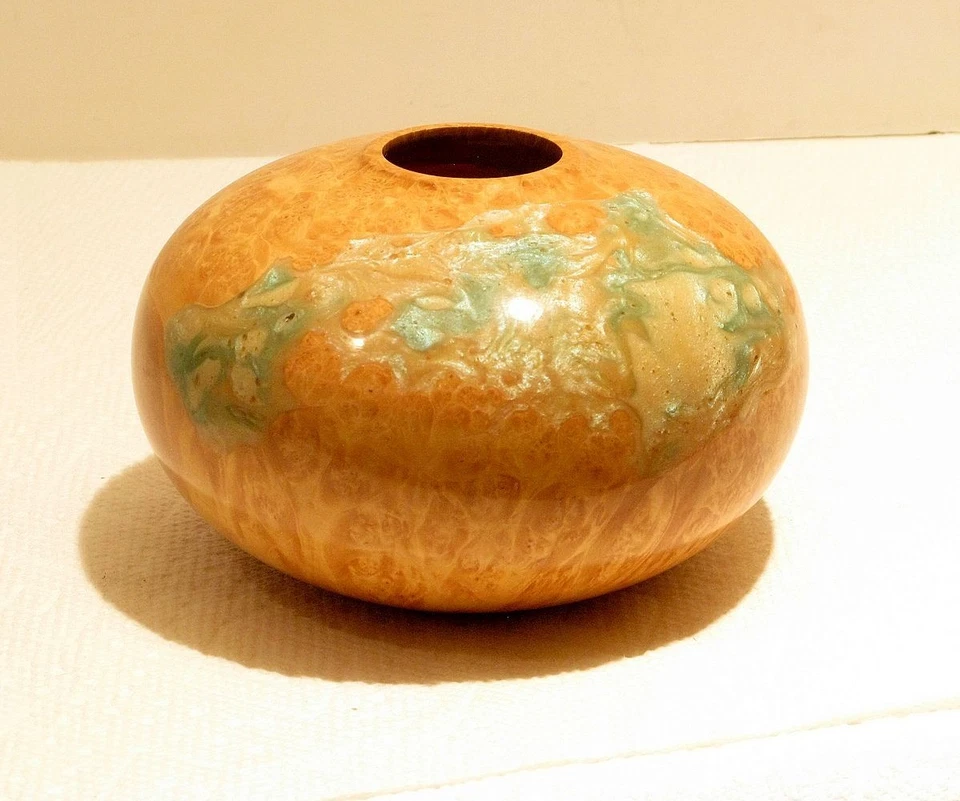 Jarrón de madera Studio Turned Box Elder Burl con incrustación de resina Westport CT Art Fair 1995 Foto 2 de 4