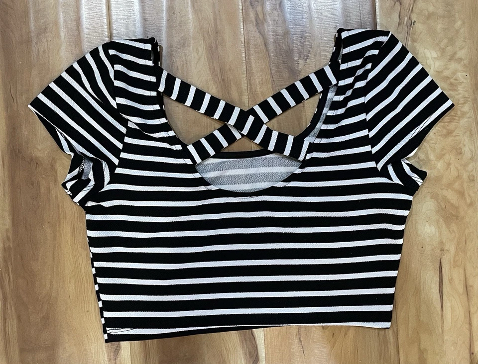 Top corto a rayas blanco y negro con espalda entrecruzada para mujer - talla mediana Foto 2 de 4