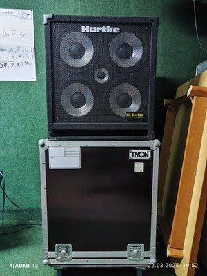 Hartke 4.5 XL Series Bass Cabinet 400 Watt, 4x10 Bassbox mit Flightcase von Thon