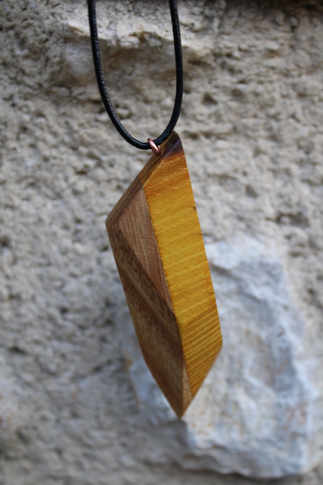 Pendentif SPIKA en bois noble fait main pour une élégance naturelle unique