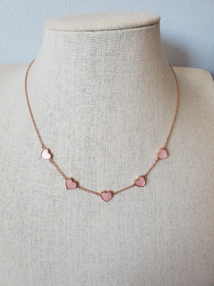 Pura Vida 镀玫瑰金粉色珍珠母心脏站项链 — 第 2/4 张图片