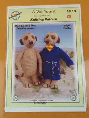 Erdmännchen mit blauem Morgenmantel Strickmuster - Daisy-May / Val Young