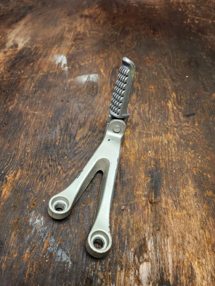 SOPORTE CLAVIJA PASAJERO KAWASAKI NINJA 98 99 00 01 02 03 04 ZX ZX9R ZX6R 05-08 LH Foto 2 de 4