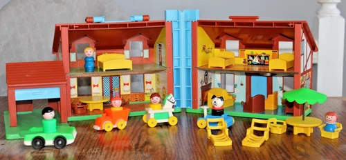 Vintage Fisher Price Little People Tudor House #952 w/ People & Some Accessories