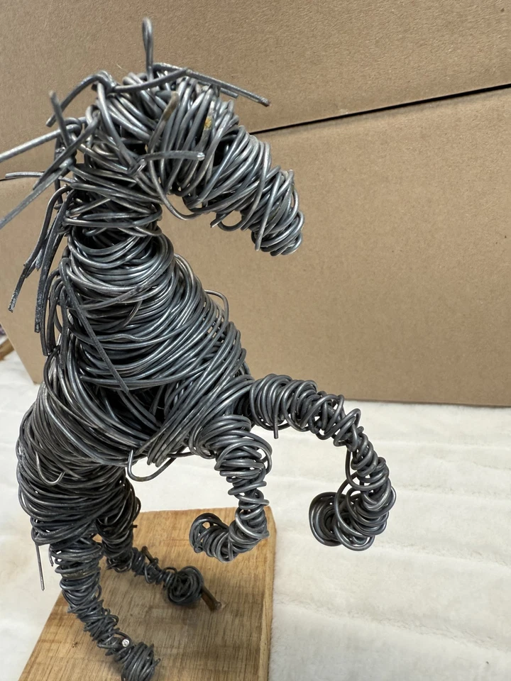 Escultura de caballo de alambre hecha a mano arte en metal estatua equina decoración rústica única de colección Foto 3 de 4