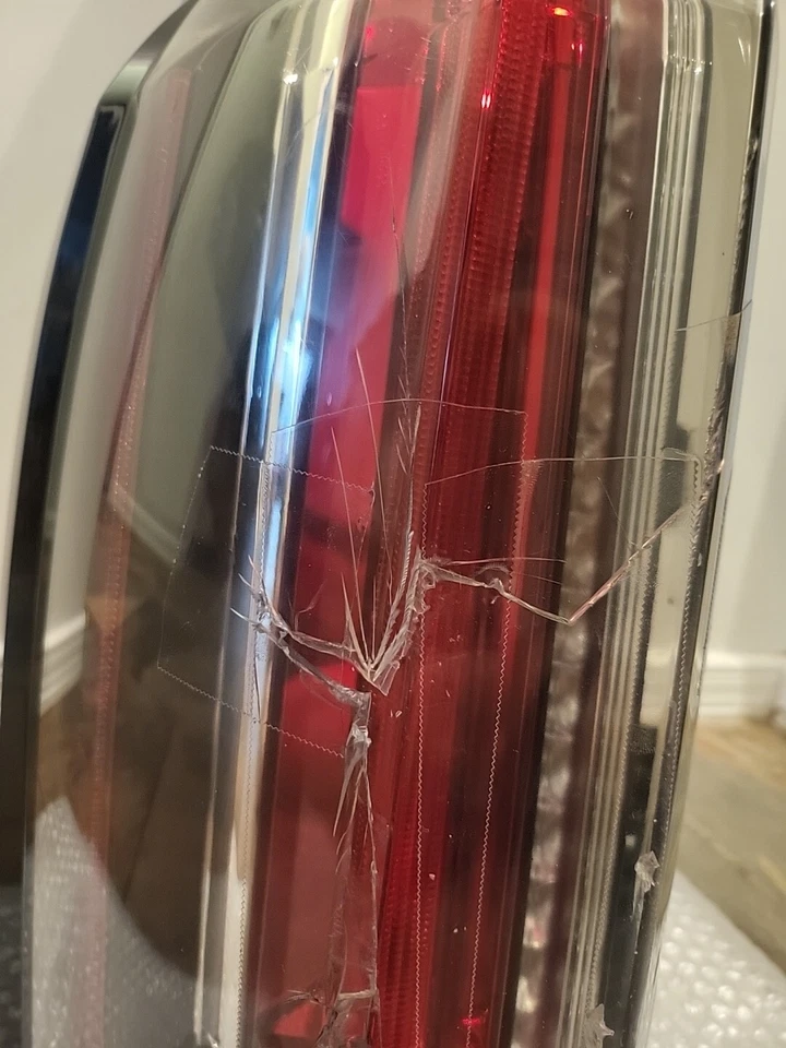 Задний фонарь со стороны водителя для Cadillac Escalade 2015–2020 годов ЛЕВЫЙ ОРИГИНАЛЬНЫЙ GM ОТ ОРИГИНАЛЬНОГО ПРОИЗВОДИТЕЛЯ — ТРЕСНУТЫЙ - Изображение 2 из 4