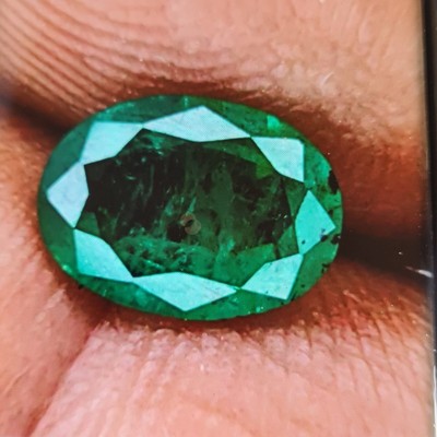 Emerald Oval Shape 1,24 ct 8,88 x 6,53 x 3,51 mm mit Zertifikat