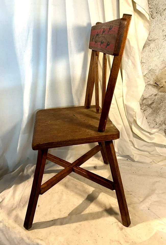 SILLA INFANTIL DE MADERA DE ROBLE VINTAGE POST SEGUNDA GUERRA MUNDIAL CON MOTIVO DE AVIÓN EN LA PARTE POSTERIOR Foto 4 de 4