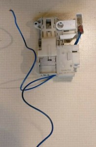 TÜRSCHLOSS MIT LAMPE FÜR ZANUSSI WASCHMASCHINE AQUACYCLE 1100XC FLE1115W