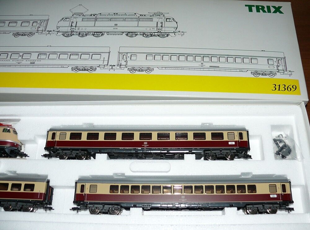 Trix Express 31369 Zug-Set Helvetia mit E-Lok BR E03 004 der DB, neu,Ovp