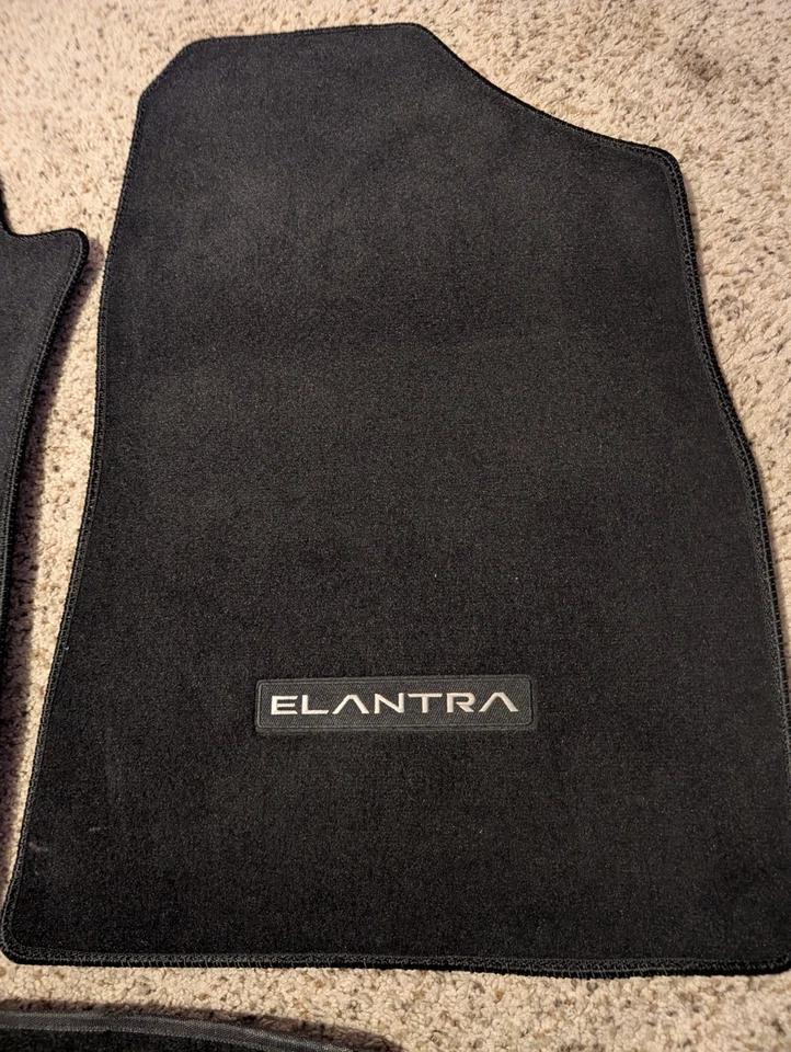 Juego de 8 alfombrillas Hyundai Elantra 2021 usadas OEM (excelente estado) Foto 2 de 3