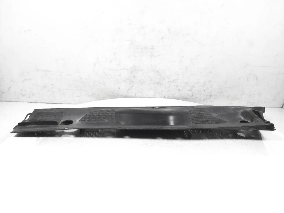 2000-2001 Toyota Camry Driver Windshield Cowl Vent Panel * -  Has A Cracked Tab - Image 3 of 4