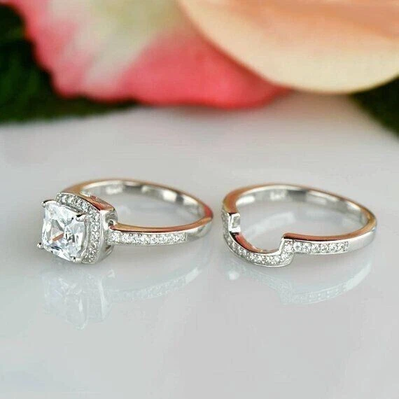 Conjunto de anillo protector nupcial de diamantes simulados de corte cojín de 2,00 quilates enchapado en oro blanco de 14 k Foto 3 de 4