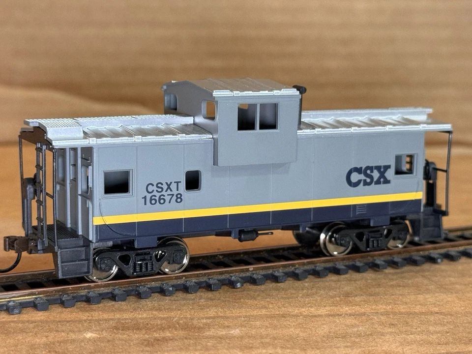 Walthers 931-1505 HO CSX Wide Vision Caboose #16678 - Ready To Run NEW NO BOX - Image 3 of 4