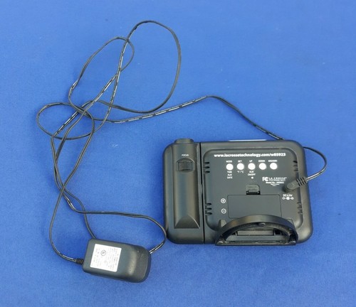 W85923 La Crosse Technology Projection Alarm Clock w/Indoor Temperature - Picture 5 of 11