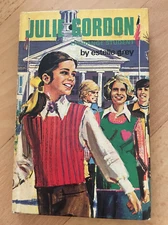 ESTELLO GREY. JULIE GORDON EXCHANGE STUDENT. HARDCOVER. 1975 - 0855584556