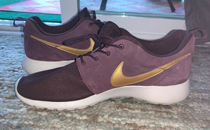 maroon roshes mens