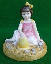 ROYAL DOULTON - ON THE BEACH - HN3877.