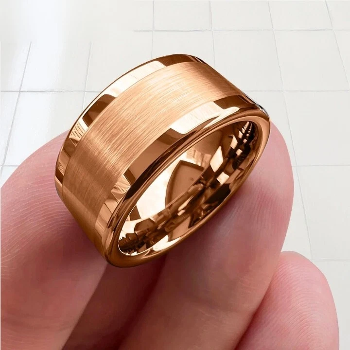 Banda de anillo de carburo de tungsteno con acabado cepillado central plano pulgar 10/12 mm para hombres y mujeres Foto 4 de 4