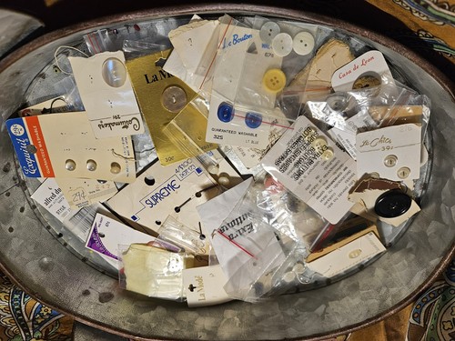 ANTIQUE QUART MASON JAR FILLED WITH VINTAGE BUTTONS, BONUS PARTIAL BUTTON CARDS+ - Picture 3 of 3