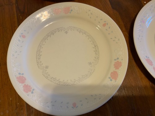 Juego de 4 Platos de Cena Corelle FLORES EN ENCAJE 10 1/4" Flores Rosa Enrejado Blanco - Imagen 3 de 7