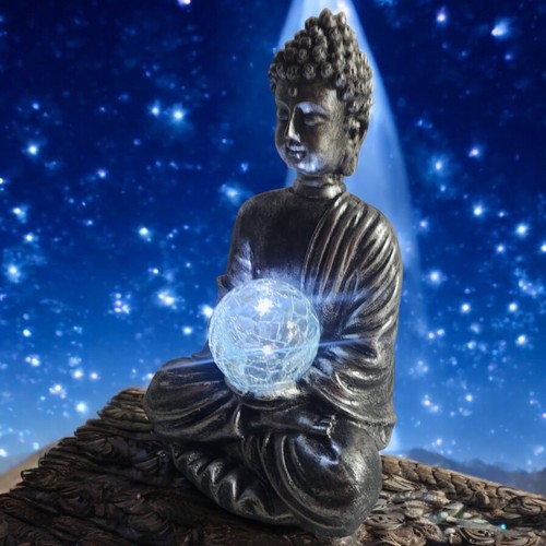 Buddha Ornamento da Giardino con Sfera di Luce LED | Statua Zen in Resina per Casa e Patio - Foto 3 di 11