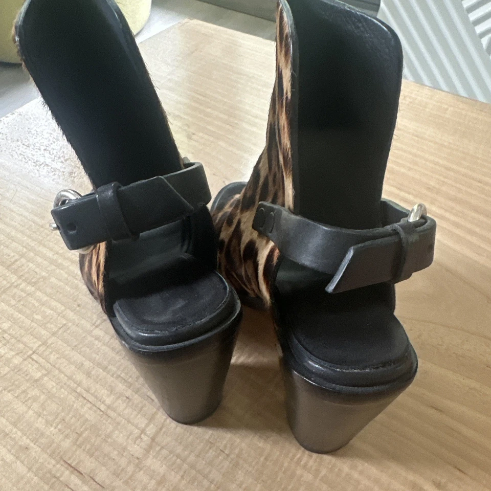 Tacones bloque de pelo de becerro con estampado de leopardo marrón Wyatt de trapo y hueso, talla 37 7 Foto 4 de 4