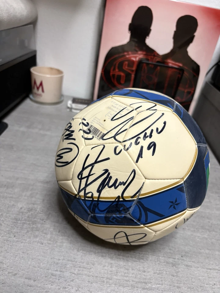 Pallone Autografato da eroi del Triplete Inter - Immagine 3 di 4