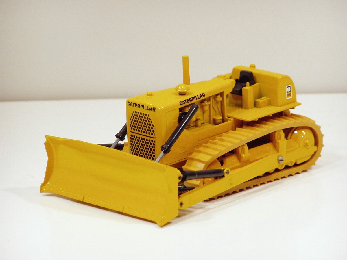 Caterpillar D9G Dozer w/ Ripper & Drawbar - 1/50 - Gescha