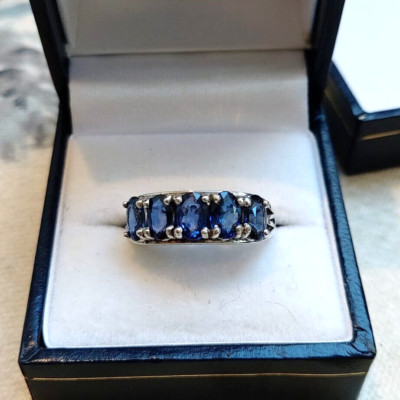 Blauer Saphir Fünf Steine Eternity Ring in 9 Karat Gold MASSANFERTIGUNG