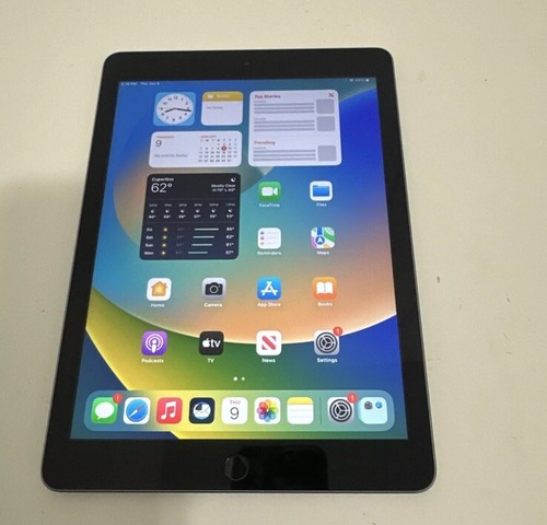 Apple iPad 5th Gen. 32GB, Wi-Fi, 9.7in - Space Gray (CA)