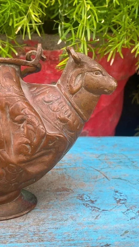 Antigua olla de agua bendita ritual santo hindú cobre forma vaca tallada a mano muy rara Foto 2 de 4