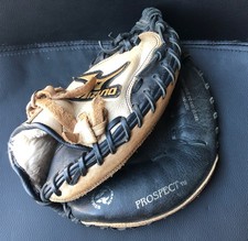 Mizuno GXC-105 32.50  Boy  s Fully Broken In Baseball Catchers Mitt