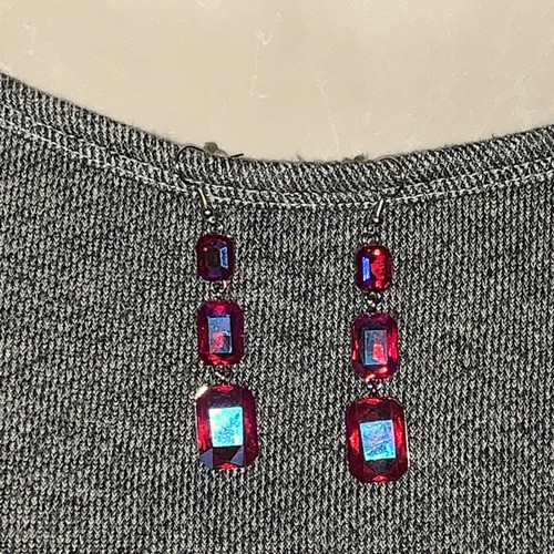 Pendientes colgantes de triple bloque iridiscente J CREW rojo rubí hielo rosa tono iridiscente nuevos sin etiquetas 🙂169 - Imagen 3 de 6