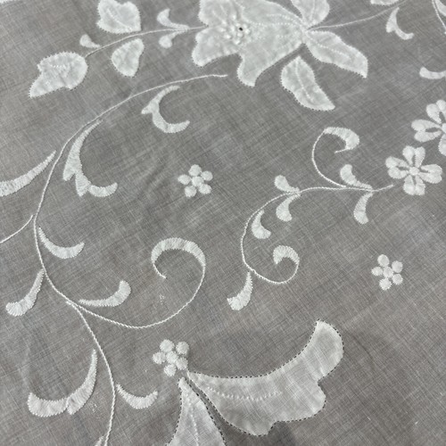 Vintge Madeira White Tablecloth ,Ordandy Hand Embroidered & Appliqué Flowers - Picture 5 of 11