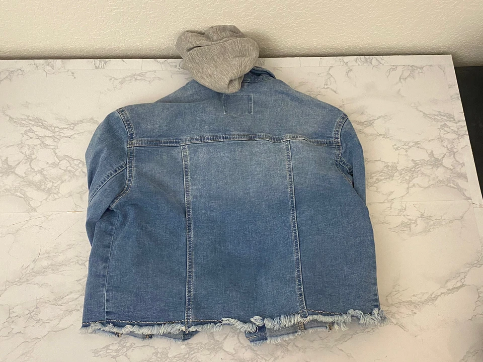 CHAQUETA VAQUERA CON CAPUCHA PARA NIÑAS DE LA JUSTICIA Talla 10 Chaqueta vaquera abotonada envejecida G1 Foto 3 de 4